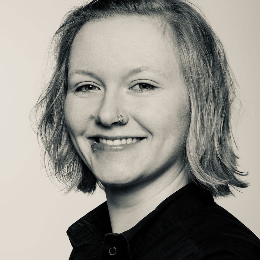 Paula Zels lächelt in die Kamera, Portraitfoto in Sepia-Optik